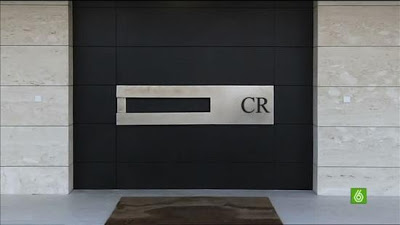Хаалган дээрээ CR гэж бичсэн мэдээж түүний нэрний товчлол